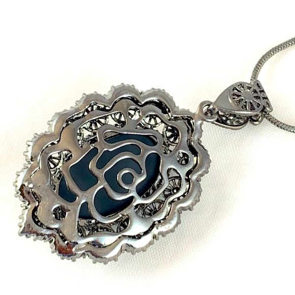 Gorgeous Cubic Zirconia Pendant Necklace - Picture 5 of 6